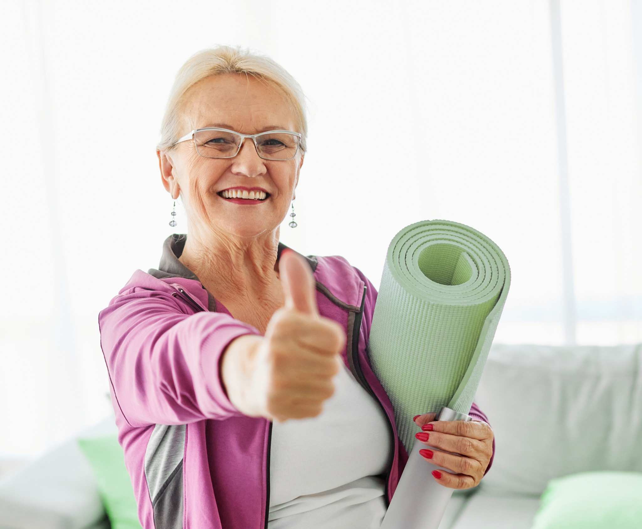 Hombre realizando sus chequeos de rutina junto a su doctor.